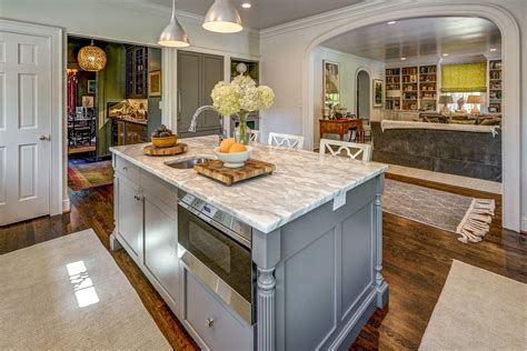 Virginia kitchen - Design expert Jennifer Duncan is known for her kitchen and bath renovations in Richmond, Virginia and beyond. Jennifer’s team works with homeowners to create beautiful and functional spaces, personalized to the client’s family, lifestyle, and aesthetic preferences. With over 30 years of experience in interior design and …